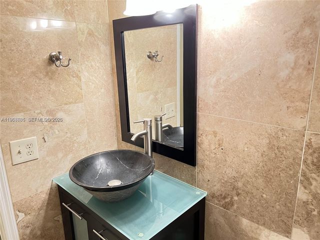 6800 Cypress Rd 101, Plantation, FL 33317