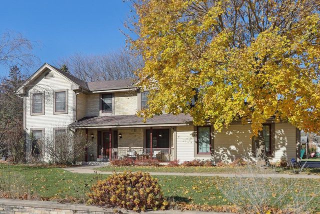 9740 W Huntington DRIVE, Mequon, WI 53097