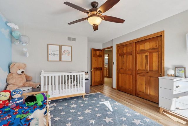 9740 W Huntington DRIVE, Mequon, WI 53097