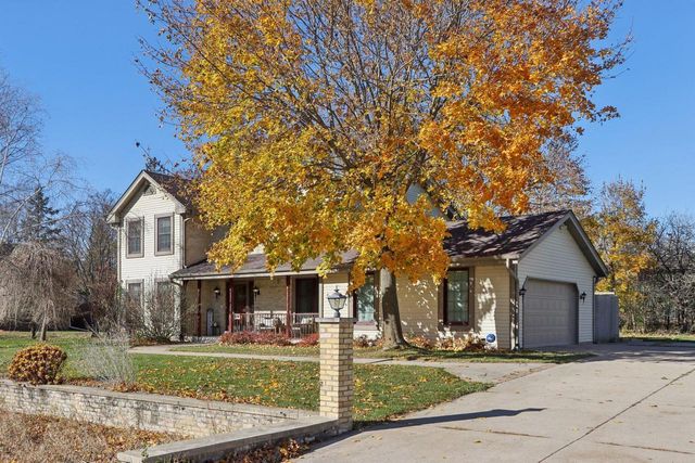 9740 W Huntington DRIVE, Mequon, WI 53097