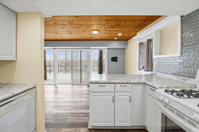 11914 W Breezy Point Drive, Monticello, IN 47960