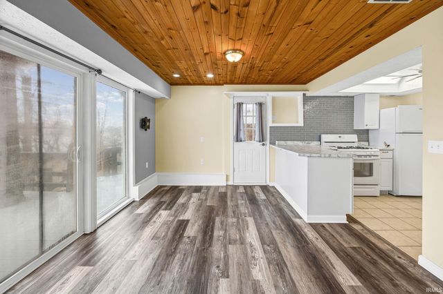 11914 W Breezy Point Drive, Monticello, IN 47960