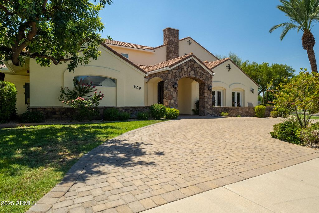 Image 10 of property listing at 229 W VISTA Avenue, Phoenix, AZ 85021