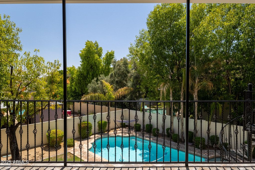 Image 105 of property listing at 229 W VISTA Avenue, Phoenix, AZ 85021