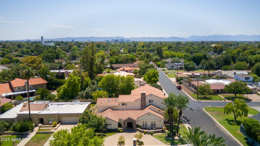 Image 107 of property listing at 229 W VISTA Avenue, Phoenix, AZ 85021