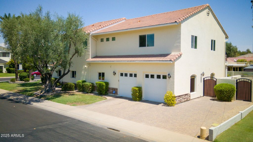 Image 13 of property listing at 229 W VISTA Avenue, Phoenix, AZ 85021
