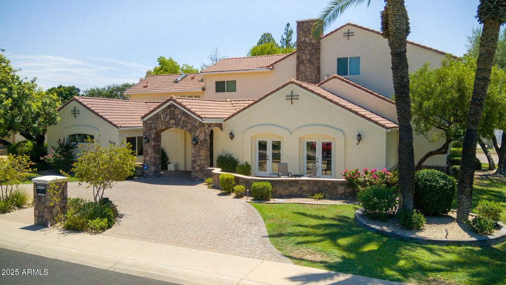 Image 2 of property listing at 229 W VISTA Avenue, Phoenix, AZ 85021