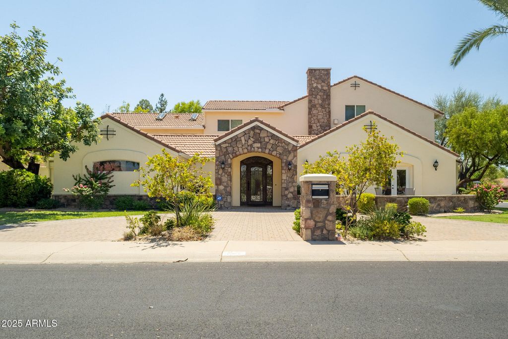 Image 3 of property listing at 229 W VISTA Avenue, Phoenix, AZ 85021