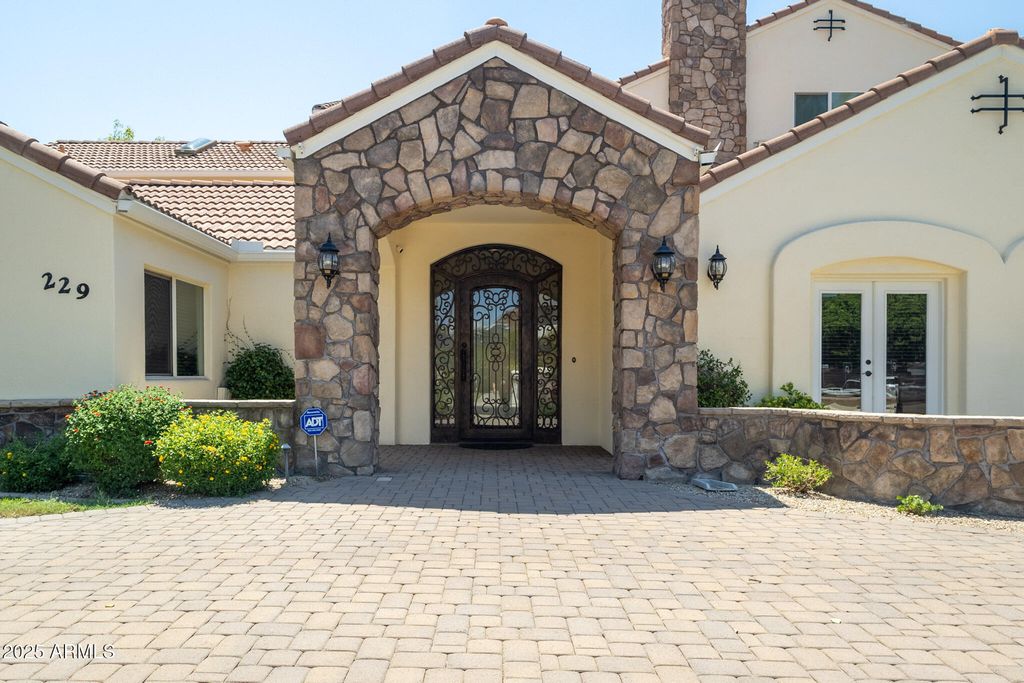 Image 5 of property listing at 229 W VISTA Avenue, Phoenix, AZ 85021