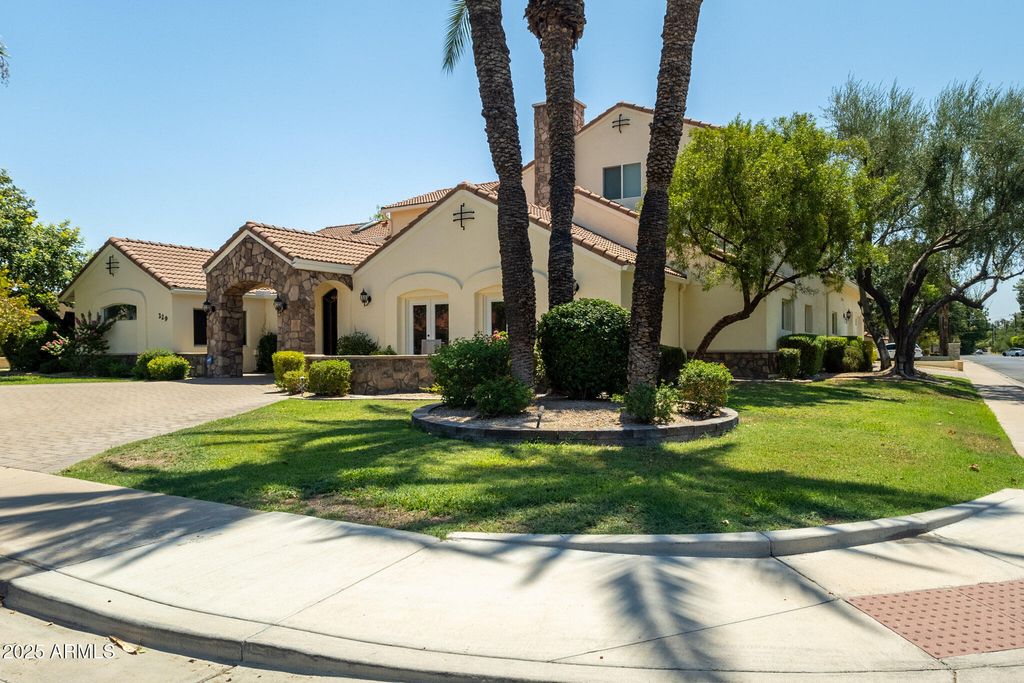 Image 8 of property listing at 229 W VISTA Avenue, Phoenix, AZ 85021