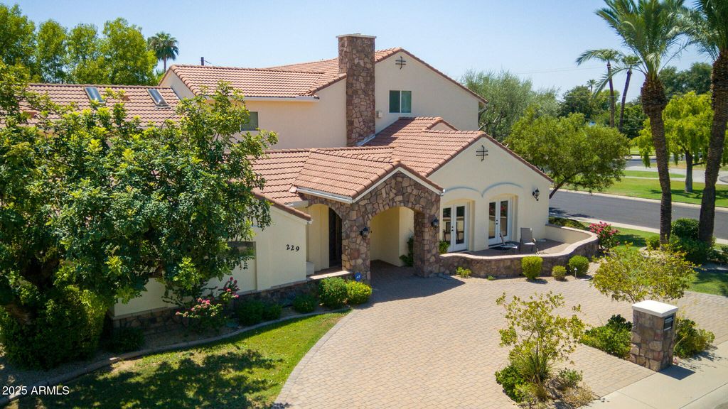 Image 9 of property listing at 229 W VISTA Avenue, Phoenix, AZ 85021