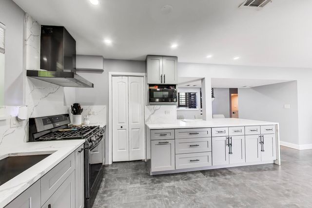 9448 N Oak Avenue, Des Plaines, IL 60016