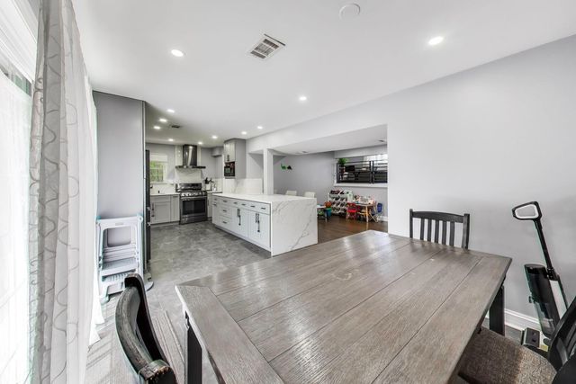 9448 N Oak Avenue, Des Plaines, IL 60016