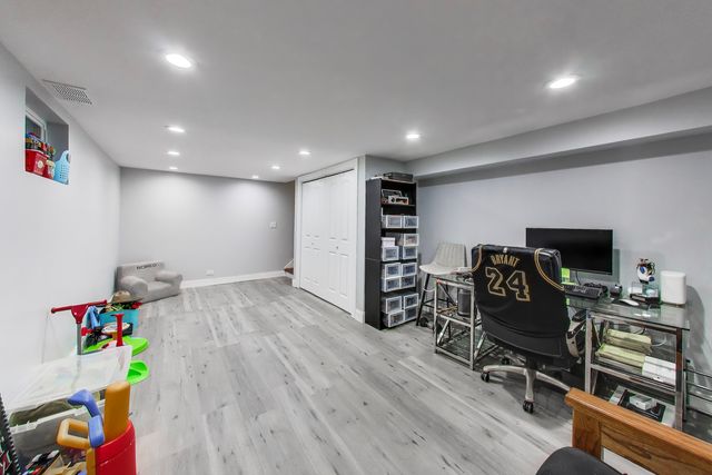 9448 N Oak Avenue, Des Plaines, IL 60016