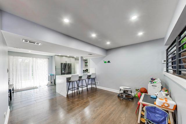 9448 N Oak Avenue, Des Plaines, IL 60016