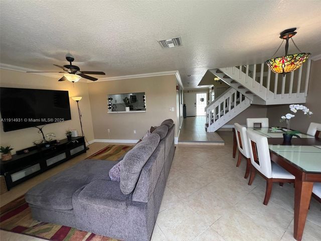 9894 Fairway Cove Ln, Plantation, FL 33324