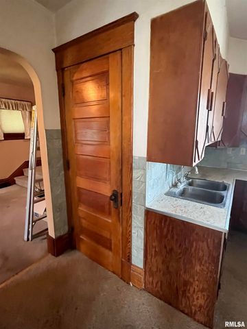 1109 S MICHIGAN Street, Davenport, IA 52802