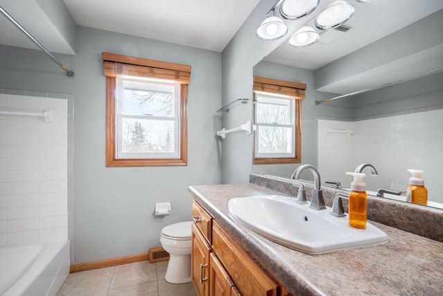 683 Fox Run DRIVE, Saukville, WI 53080