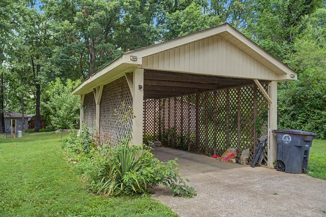 1001 Due West Cir, Lafayette, TN 37083