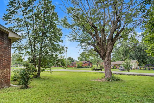 1001 Due West Cir, Lafayette, TN 37083
