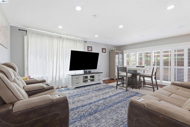 1042 Lomitas Ave, Livermore, CA 94550