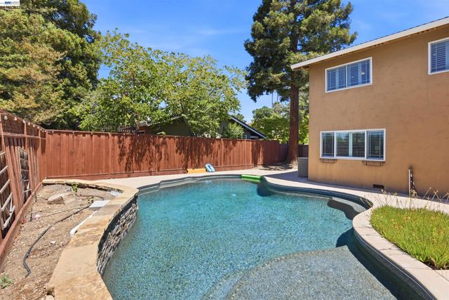 1042 Lomitas Ave, Livermore, CA 94550