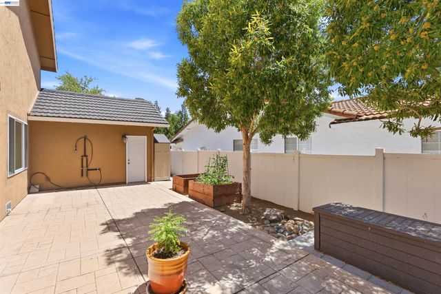 1042 Lomitas Ave, Livermore, CA 94550