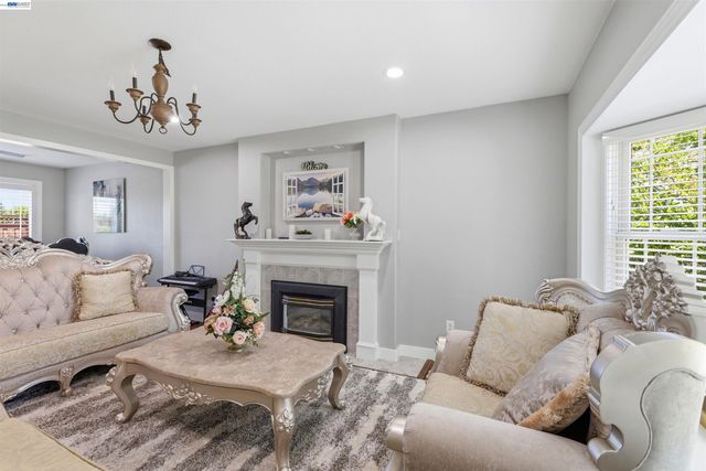 1042 Lomitas Ave, Livermore, CA 94550