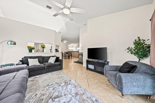 16 Vía De Casas Sur, Boynton Beach, FL 33426