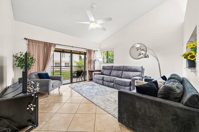 16 Vía De Casas Sur, Boynton Beach, FL 33426