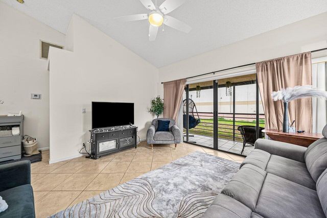 16 Vía De Casas Sur, Boynton Beach, FL 33426