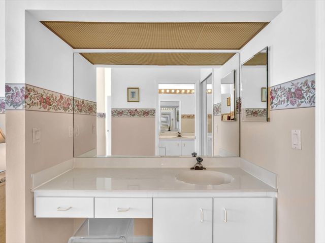 8049 Aberdeen Drive 201, Boynton Beach, FL 33472