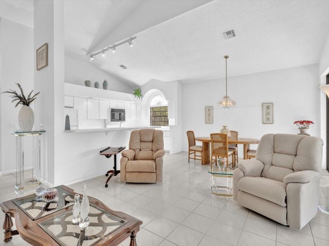 8049 Aberdeen Drive 201, Boynton Beach, FL 33472