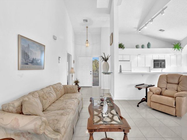 8049 Aberdeen Drive 201, Boynton Beach, FL 33472