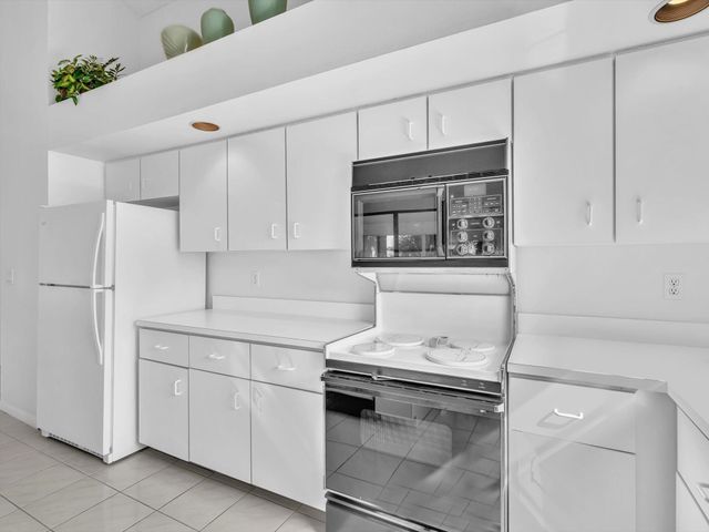 8049 Aberdeen Drive 201, Boynton Beach, FL 33472