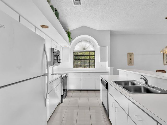 8049 Aberdeen Drive 201, Boynton Beach, FL 33472