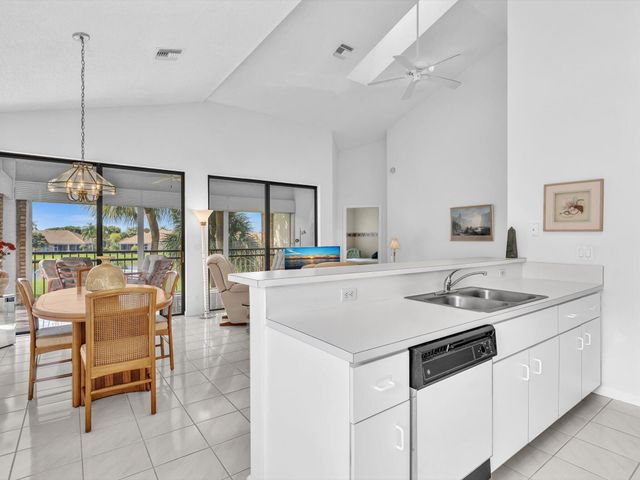 8049 Aberdeen Drive 201, Boynton Beach, FL 33472