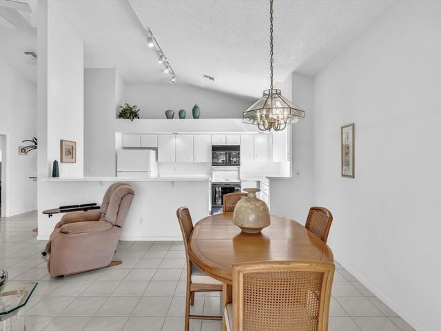 8049 Aberdeen Drive 201, Boynton Beach, FL 33472