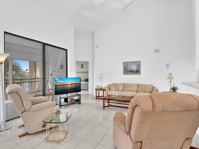 8049 Aberdeen Drive 201, Boynton Beach, FL 33472