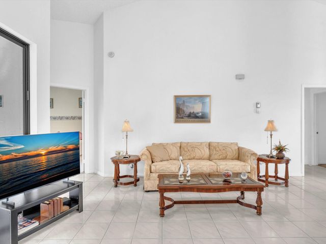 8049 Aberdeen Drive 201, Boynton Beach, FL 33472