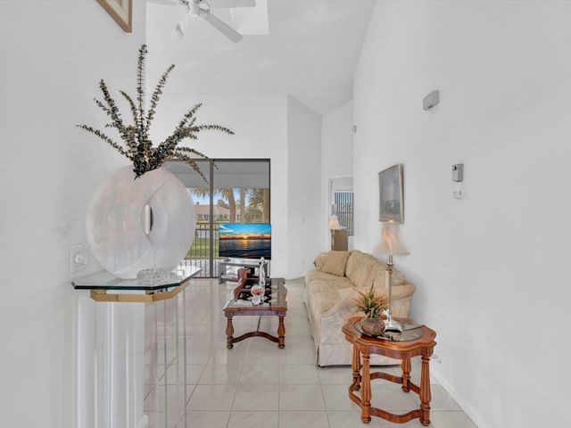 8049 Aberdeen Drive 201, Boynton Beach, FL 33472