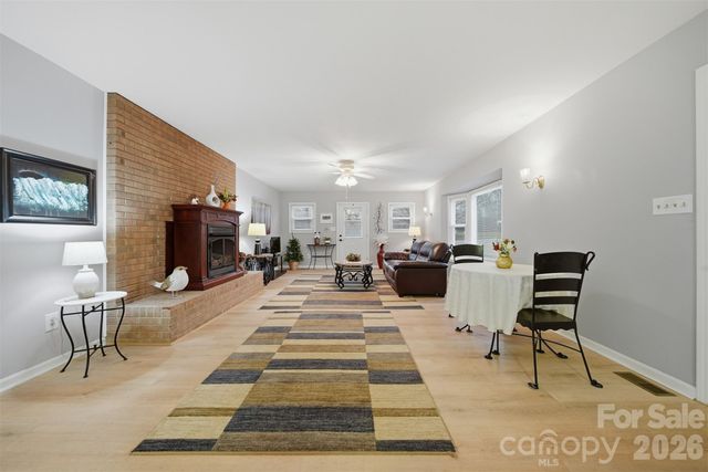 2336 21st Avenue NE, Hickory, NC 28601