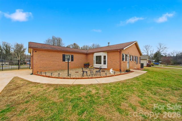 2336 21st Avenue NE, Hickory, NC 28601