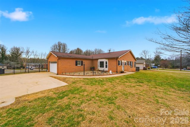 2336 21st Avenue NE, Hickory, NC 28601