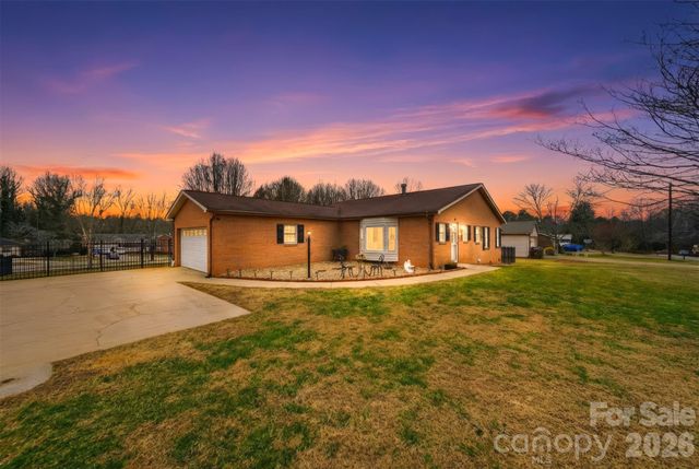 2336 21st Avenue NE, Hickory, NC 28601