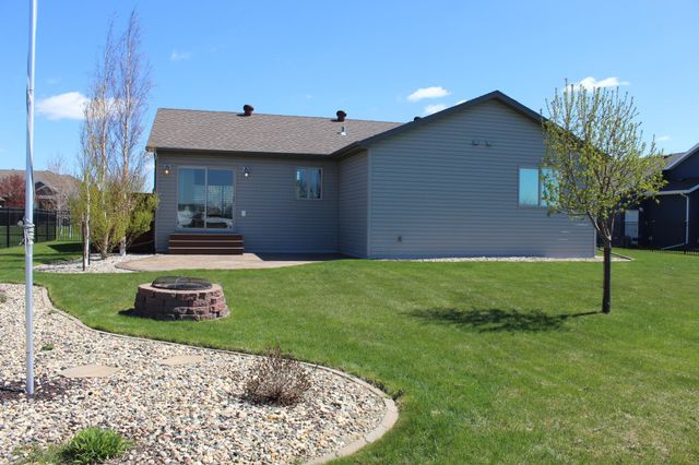 729 48th Avenue W, West Fargo, ND 58078