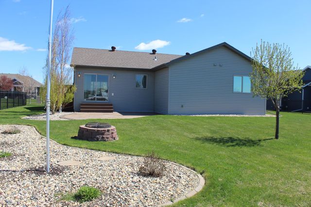 729 48th Avenue W, West Fargo, ND 58078