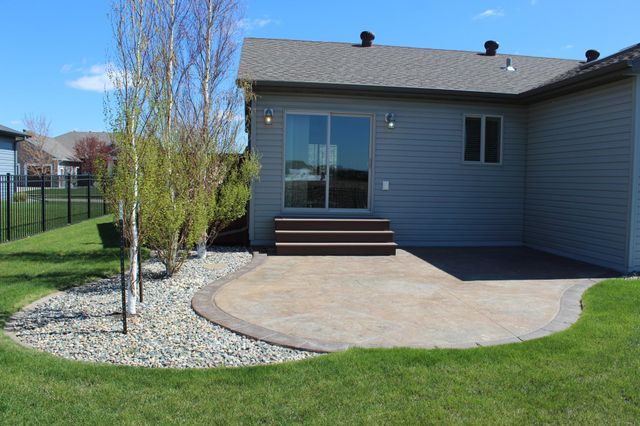 729 48th Avenue W, West Fargo, ND 58078