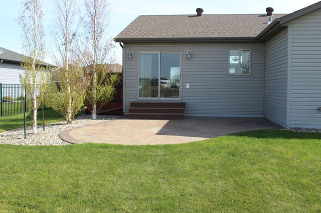 729 48th Avenue W, West Fargo, ND 58078