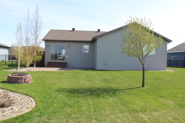 729 48th Avenue W, West Fargo, ND 58078